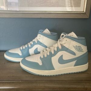 New - Women’s Air Jordan 1 Mid Size 7W (no box)